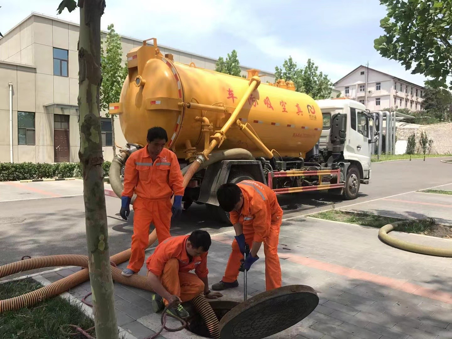 永德管道疏通车停在窨井附近