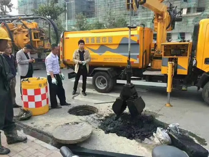 永德街道：网格员化身“清道夫”，为民解忧疏通“堵心”化粪池
