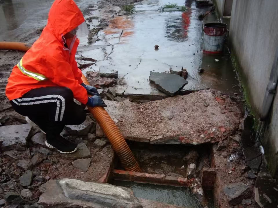 永德专业清理污水池 炜誉市政以规范流程守护城市 “肠道”